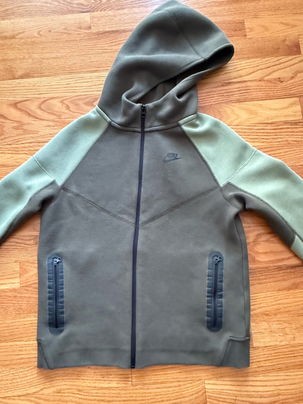 Nike Sportswear Tech Fleece Full-Zip Hoodie in Olive and green, Kids size XL